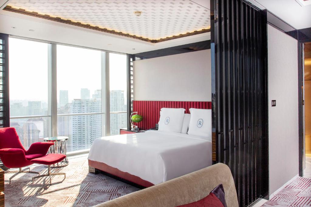 Regent Shanghai Pudong - Complimentary first round minibar per stay - including a bottle of wine - Club King Suite Met Uitzicht Op De Stad
