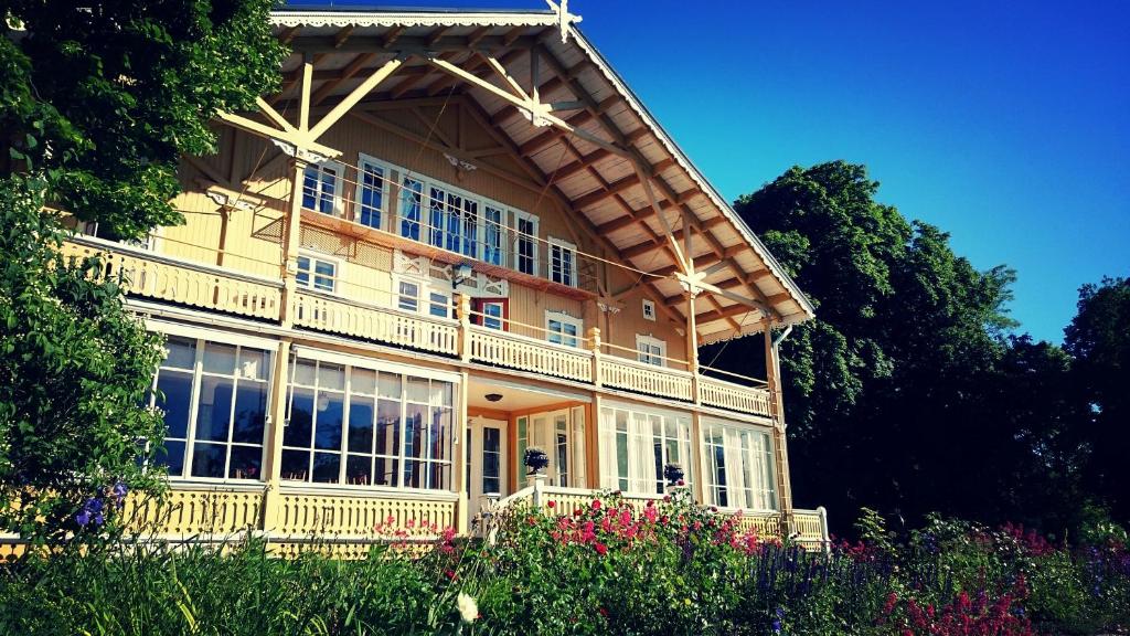 een groot huis met een balkon aan de zijkant bij Fridhems Pensionat in Visby