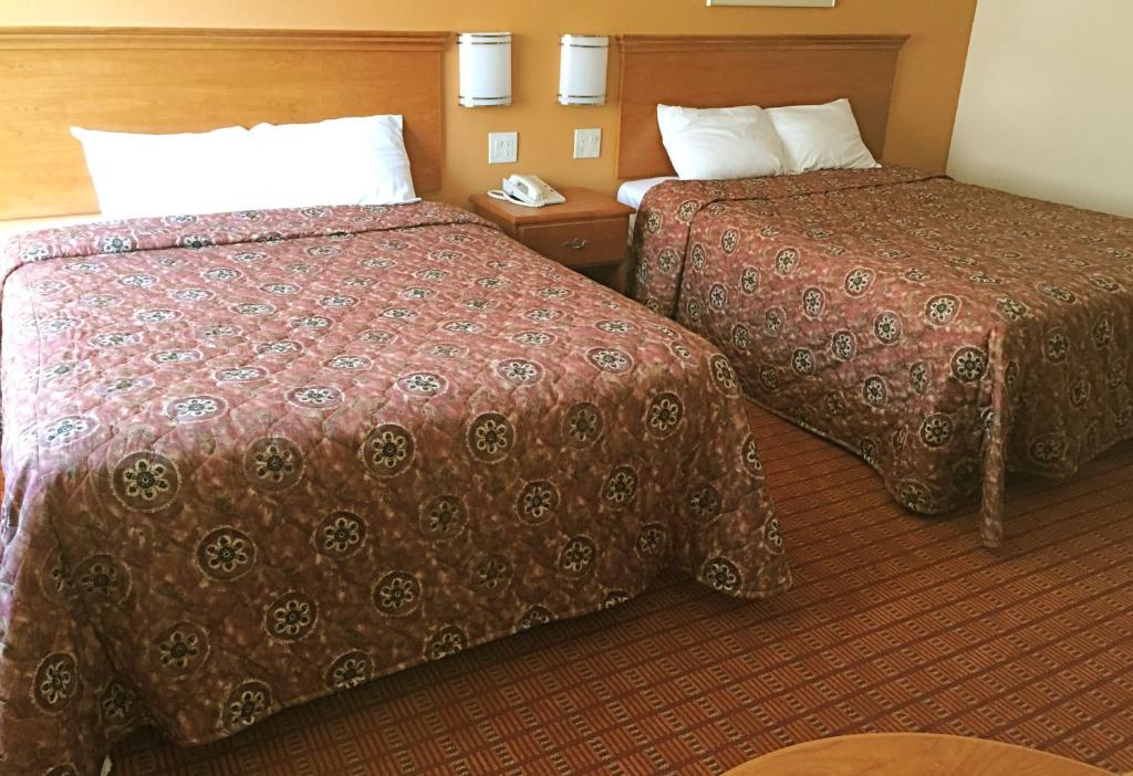 Postel nebo postele na pokoji v ubytování Harvey's Motel SDSU La Mesa San Diego