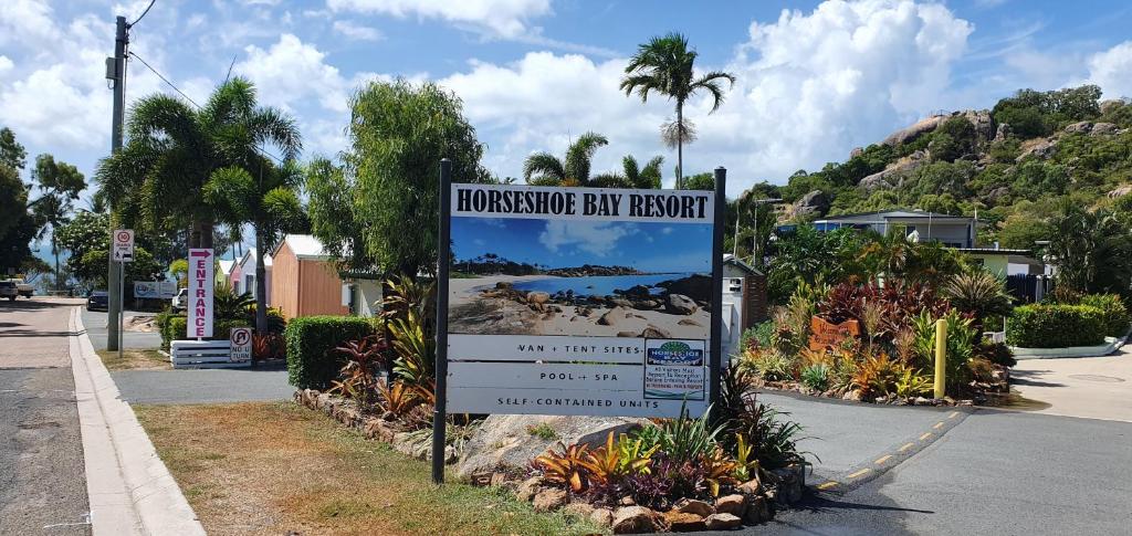 ein Schild für eine hawaiianische Surf-Safari auf einer Straße in der Unterkunft Horseshoe Bay Resort in Bowen