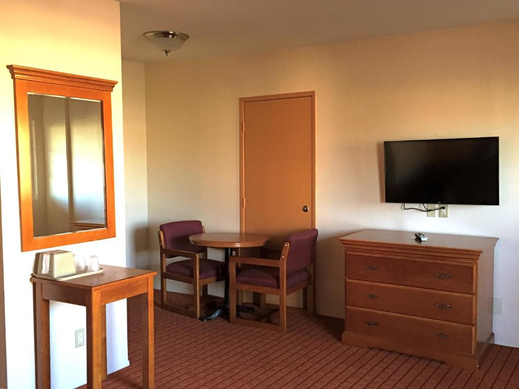 TV a/nebo společenská místnost v ubytování Harvey's Motel SDSU La Mesa San Diego