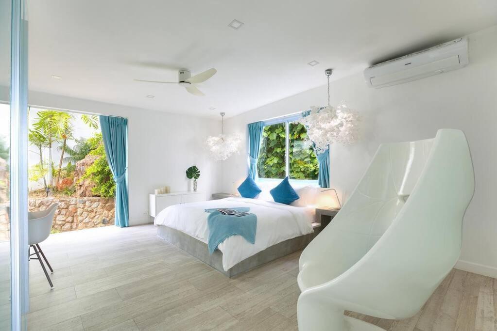 Postel nebo postele na pokoji v ubytování Stylish Sea View Villa, 5 Bedrooms KBR13