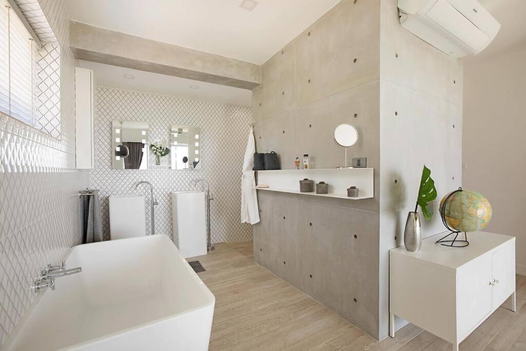TV a/nebo společenská místnost v ubytování Stylish Sea View Villa, 5 Bedrooms KBR13
