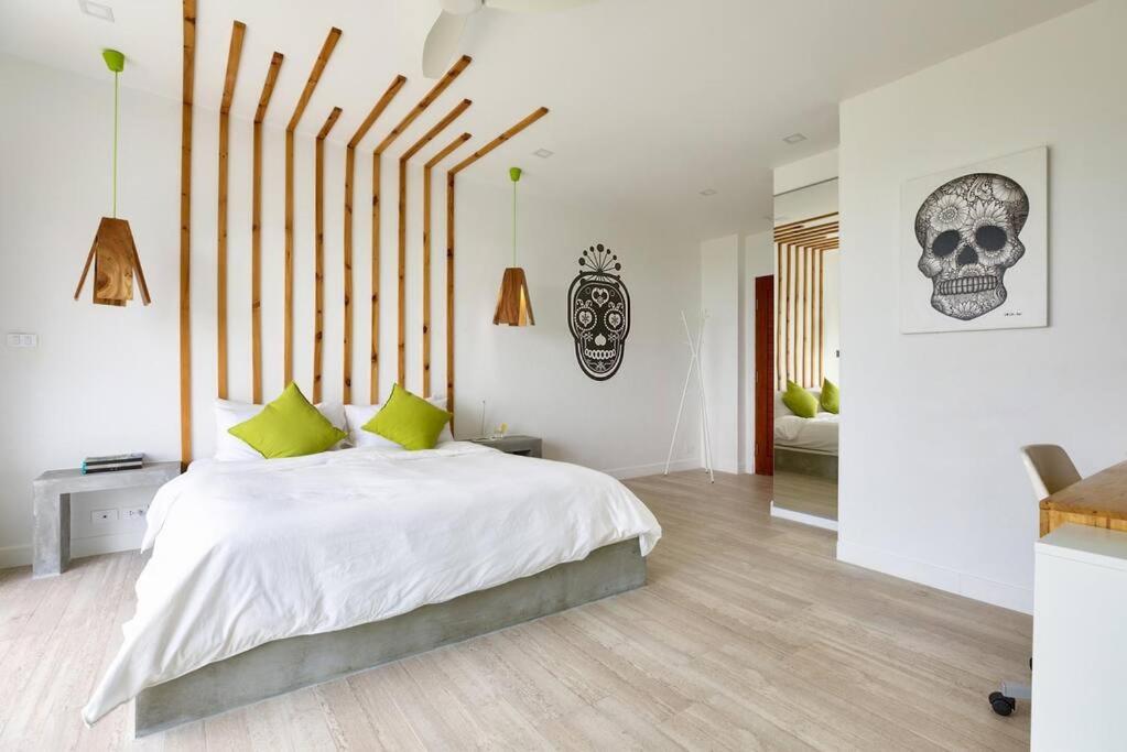 Postel nebo postele na pokoji v ubytování Stylish Sea View Villa, 5 Bedrooms KBR13