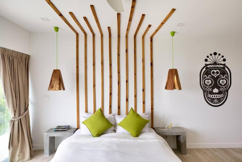 Postel nebo postele na pokoji v ubytování Stylish Sea View Villa, 5 Bedrooms KBR13