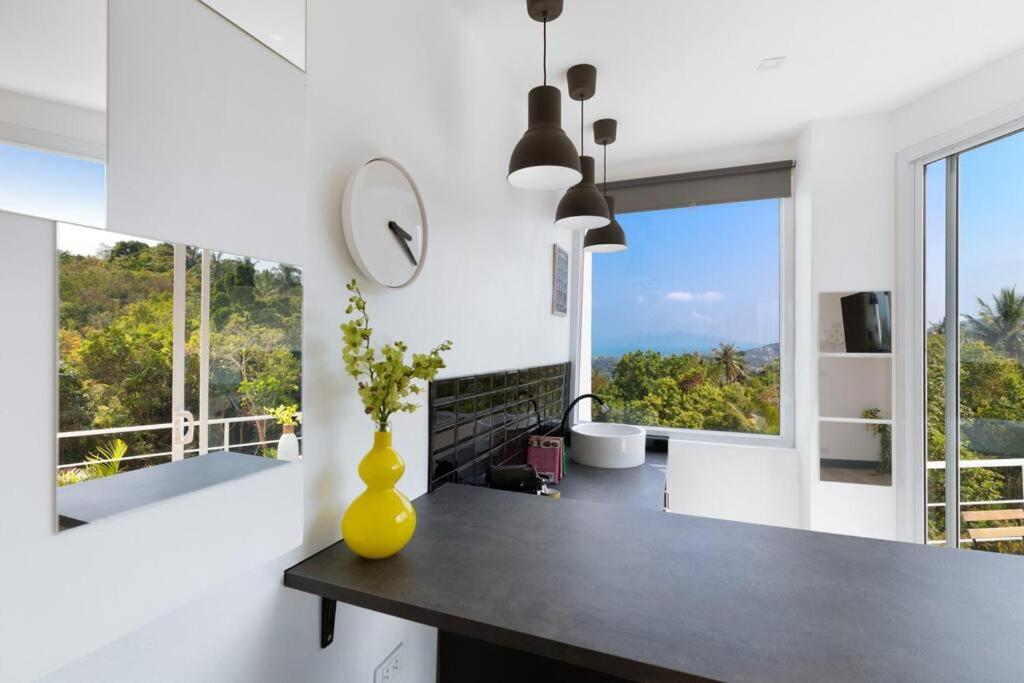 TV a/nebo společenská místnost v ubytování Stylish Sea View Villa, 5 Bedrooms KBR13