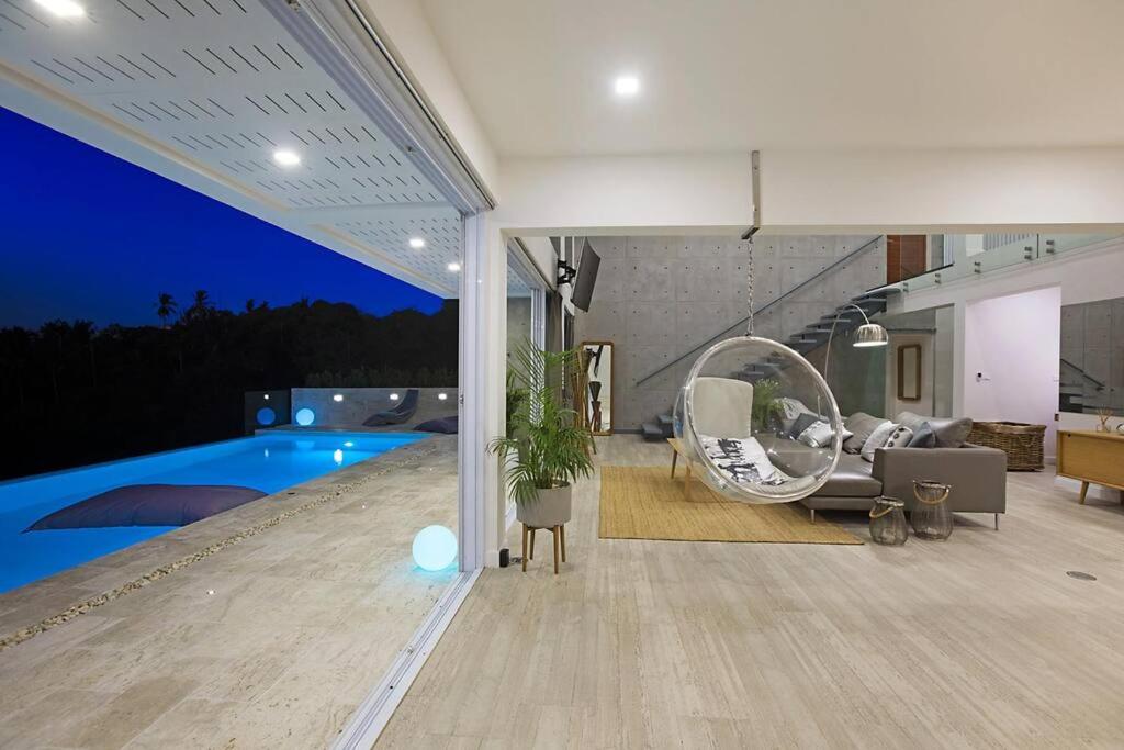 Bazén v ubytování Stylish Sea View Villa, 5 Bedrooms KBR13 nebo v jeho okolí