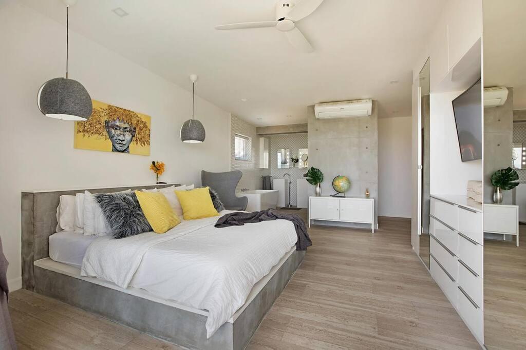 Postel nebo postele na pokoji v ubytování Stylish Sea View Villa, 5 Bedrooms KBR13
