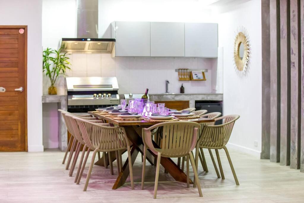 Kuchyň nebo kuchyňský kout v ubytování Stylish Sea View Villa, 5 Bedrooms KBR13