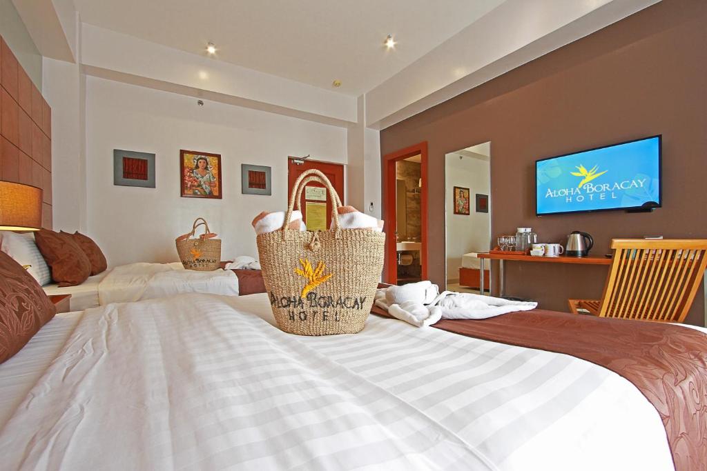 Postel nebo postele na pokoji v ubytování Aloha Boracay Hotel