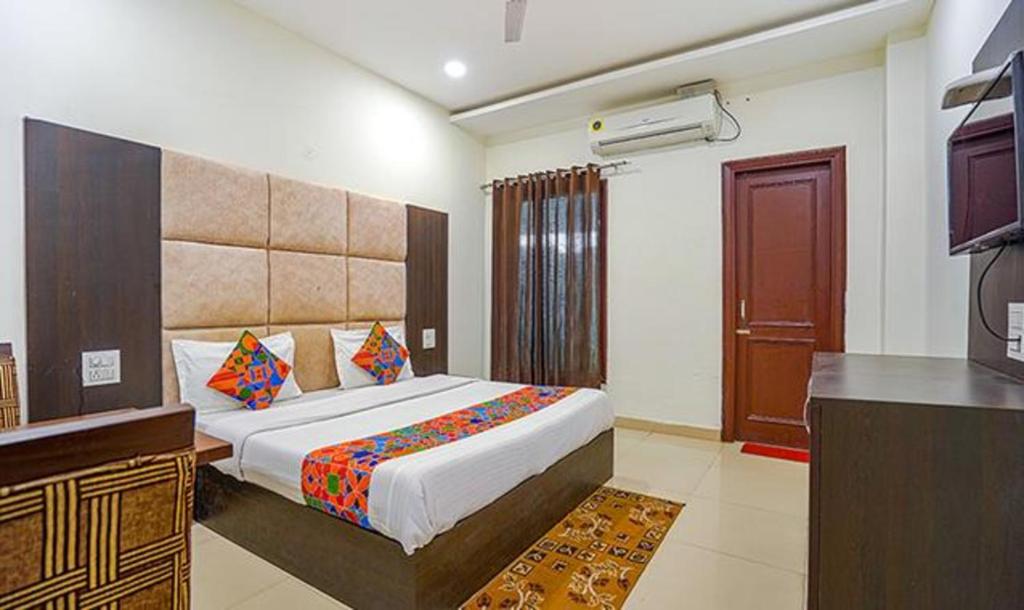 una camera d'albergo con letto e cucina di FabHotel Grand Model Town Inn a Jalandhar