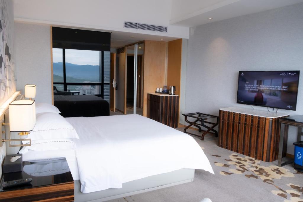 Postel nebo postele na pokoji v ubytování Huaqiang Plaza Hotel Shenzhen, Enjoy Complimentary Mini Bar & Night Snack, Add breakfast - enjoy complimentary afternoon tea