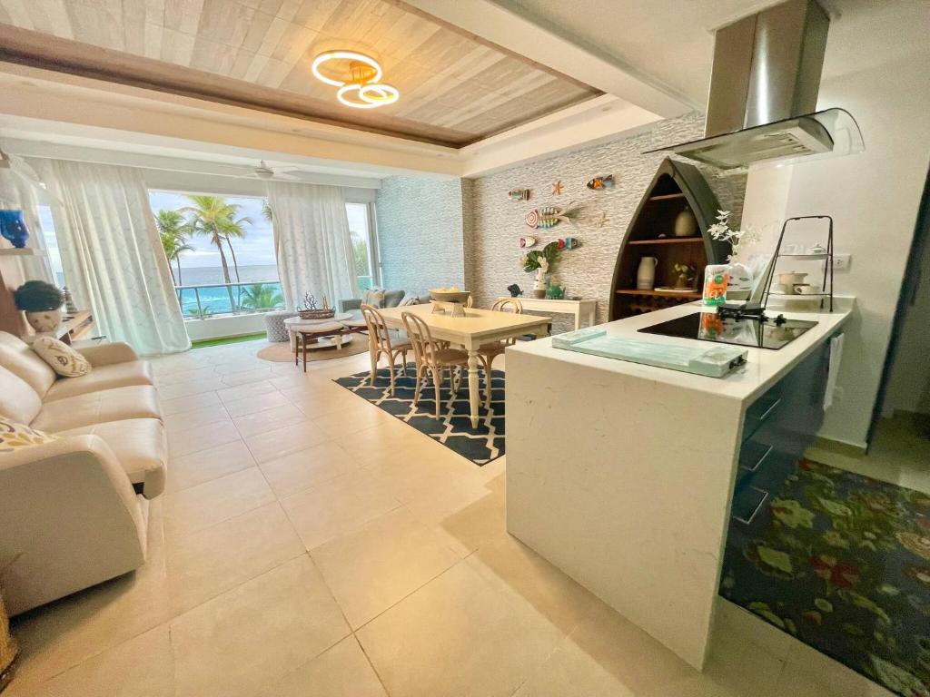 uma cozinha e sala de estar com uma mesa e uma sala de jantar em 2 Bedroom At The Marbella Towers Beachfront num1705 em Juan Pedro
