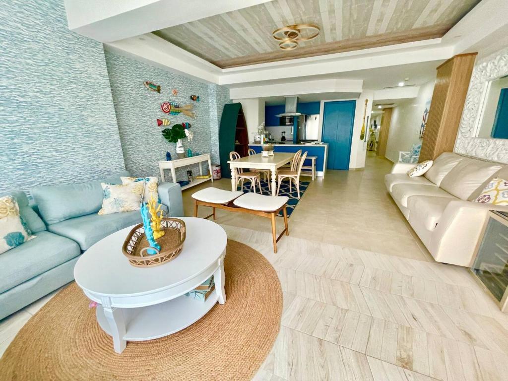 Posezení v ubytování 2 Bedroom At The Marbella Towers Beachfront num1705