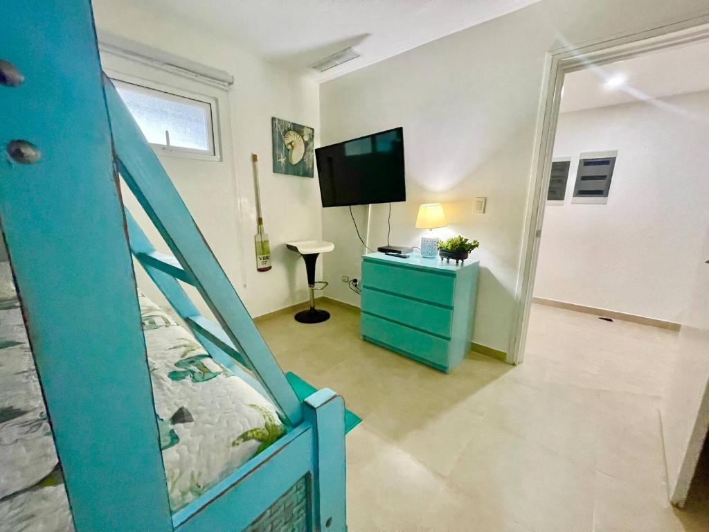 TV a/nebo společenská místnost v ubytování 2 Bedroom At The Marbella Towers Beachfront num1705
