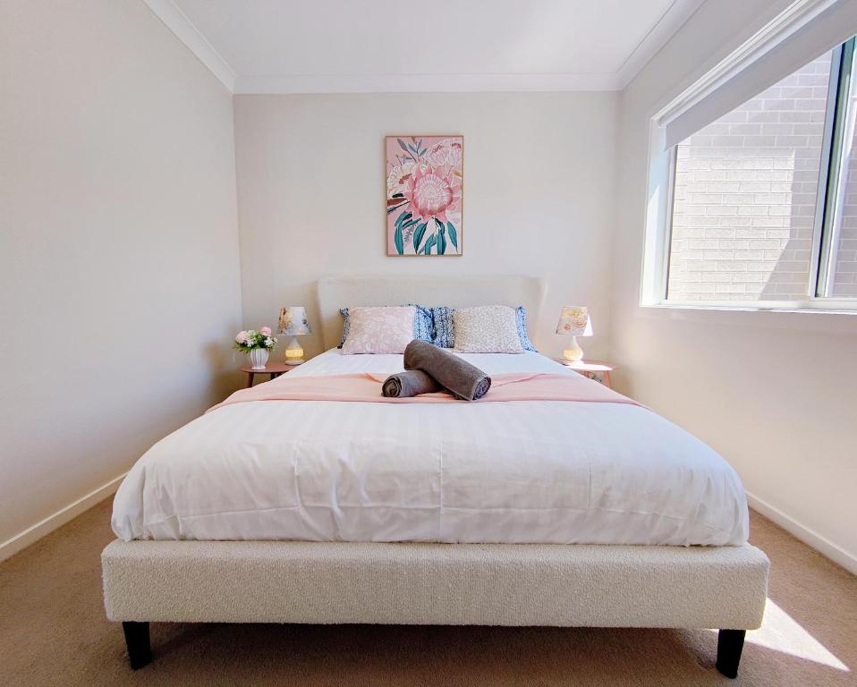 Ένα ή περισσότερα κρεβάτια σε δωμάτιο στο GablesBox HilMaraylya 2Br granny flat with WiFi