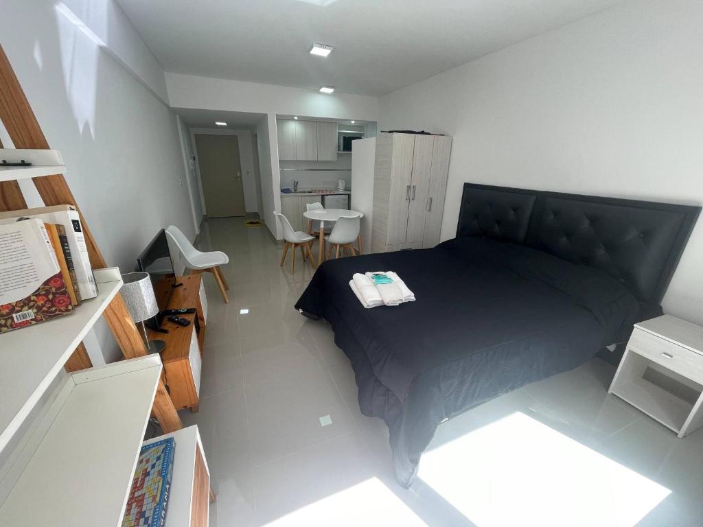 1 dormitorio pequeño con 1 cama y cocina en Luxury and Comfort in San Telmo Your Exclusive Retreat num4037 en Buenos Aires