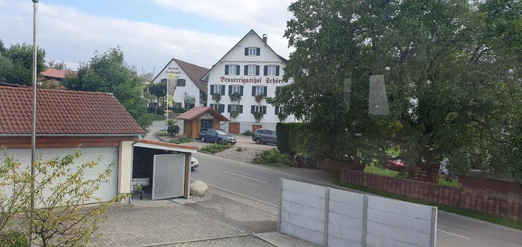 een groot wit gebouw aan de kant van een straat bij FeWo Weishaupt in Tettnang