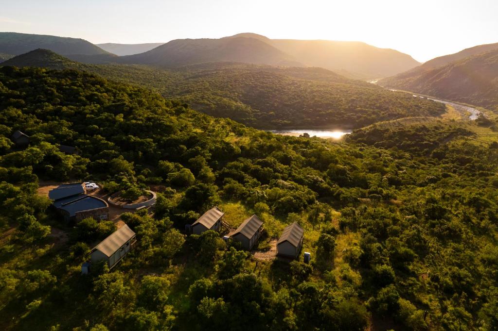 una vista aérea de una casa en las colinas en Matatane Camp - Babanango Game Reserve, en Nkwalini