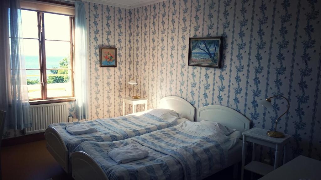 Postel nebo postele na pokoji v ubytování Fridhems Pensionat