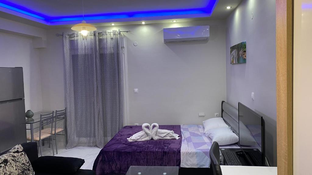 - une chambre avec un lit violet et une serviette dans l'établissement Luxury studio in downtown (3), à Thessalonique