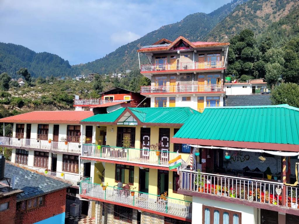 un grupo de edificios con techo verde en Namaste Bhagsu - Rooms & Rooftop Cafe en Dharamshala