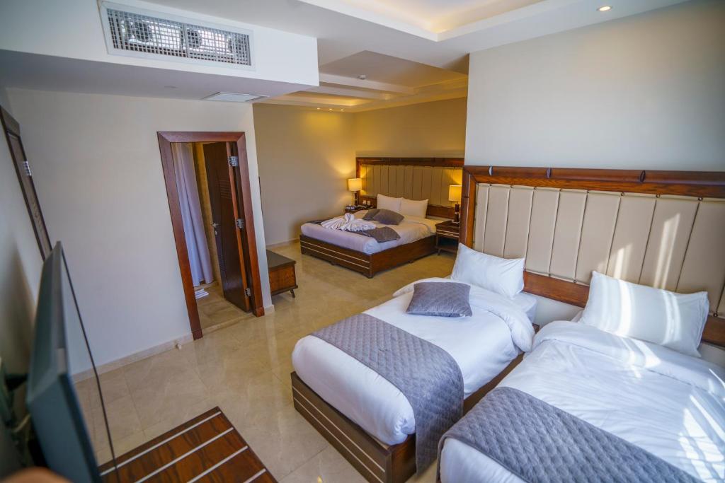 Postel nebo postele na pokoji v ubytování Petra Icon Hotel