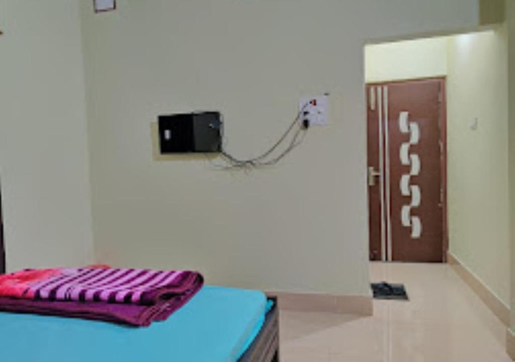 um quarto com uma almofada roxa sentada num balcão em Hotel Atithi Bihar em Madhipura