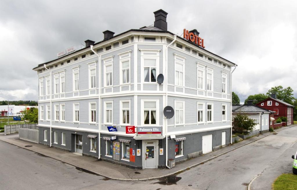 un edificio bianco sul lato di una strada di Hotell Royal a Härnösand