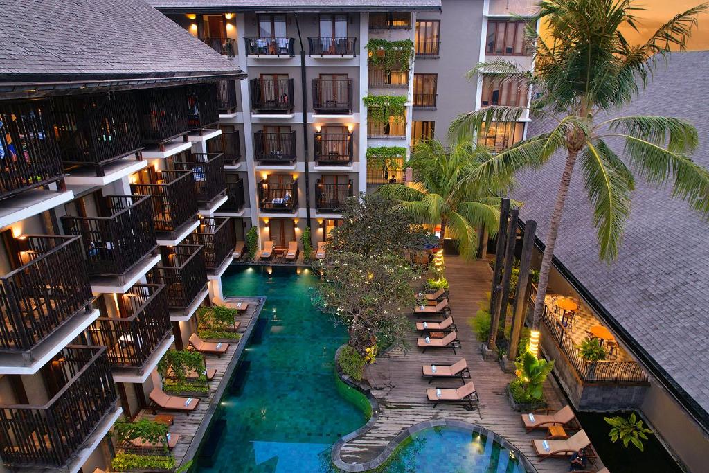 uma vista aérea de um hotel com uma piscina em THE 1O1 Bali Oasis Sanur em Sanur