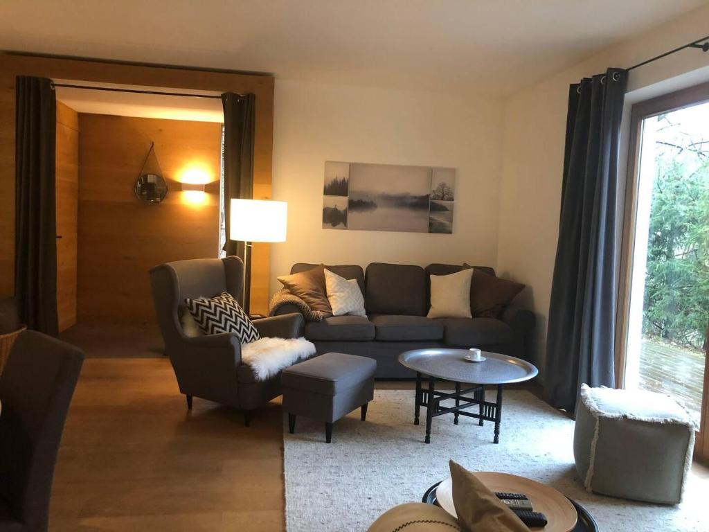 een woonkamer met een bank en een tafel bij Winklern Lodge in Kitzbühel