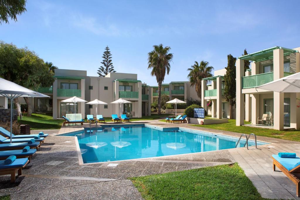 Bazén v ubytování Agapi Beach Resort Premium All Inclusive nebo v jeho okolí