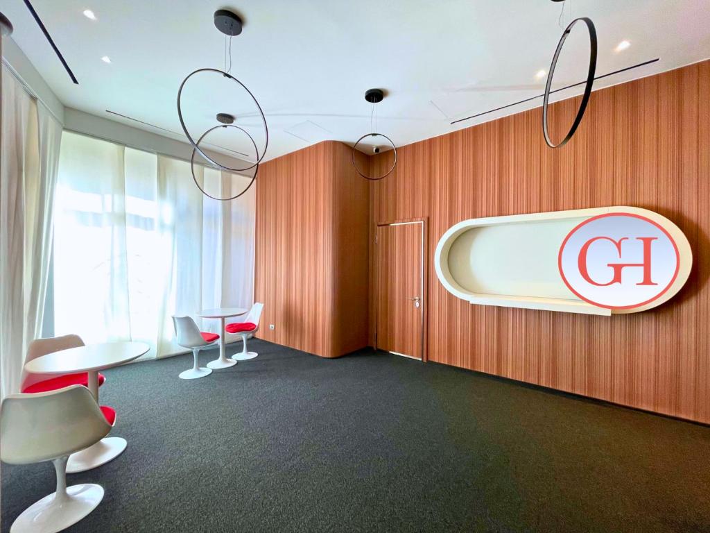 una sala de conferencias con sillas y un cartel en la pared en Navigli Suites, en Milán