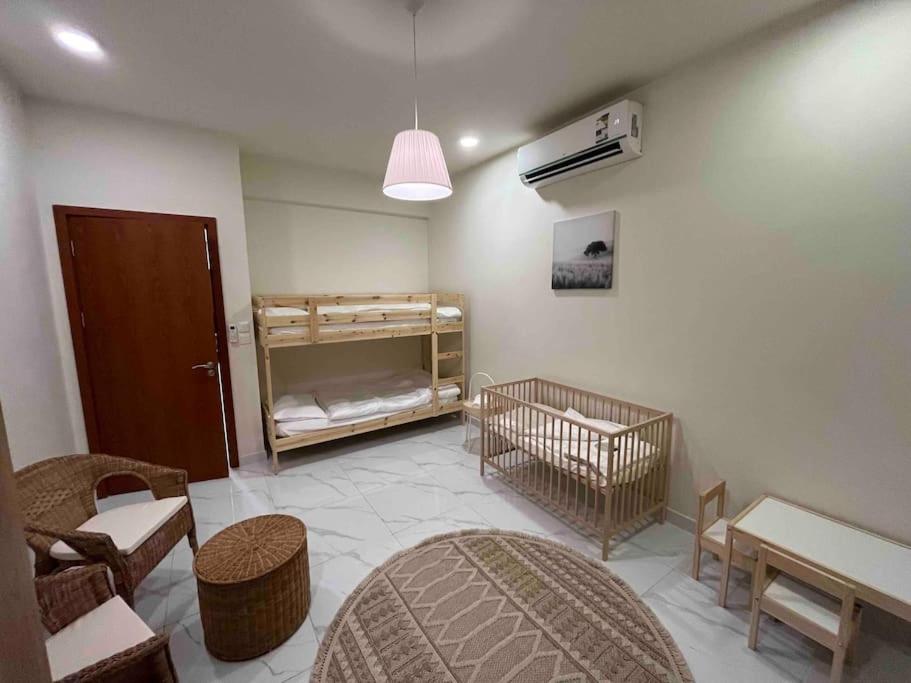 - une chambre avec 2 lits et un lit bébé dans l'établissement فيلا كاملة ب 5 غرف نوم عرض خاص للفترات الطويلة و الكاش, à Dammam