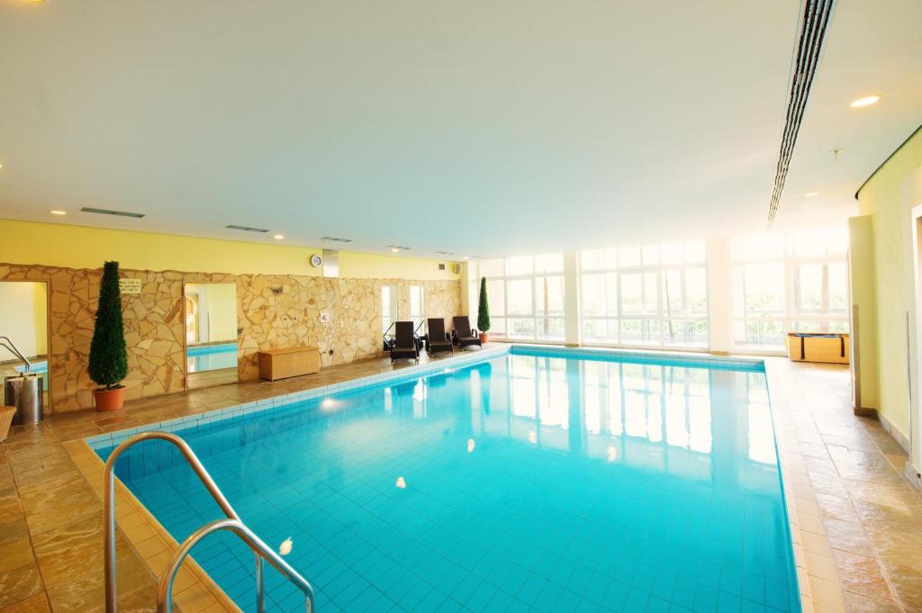 a large swimming pool in a hotel room at Hotel FREIZEIT IN in Göttingen