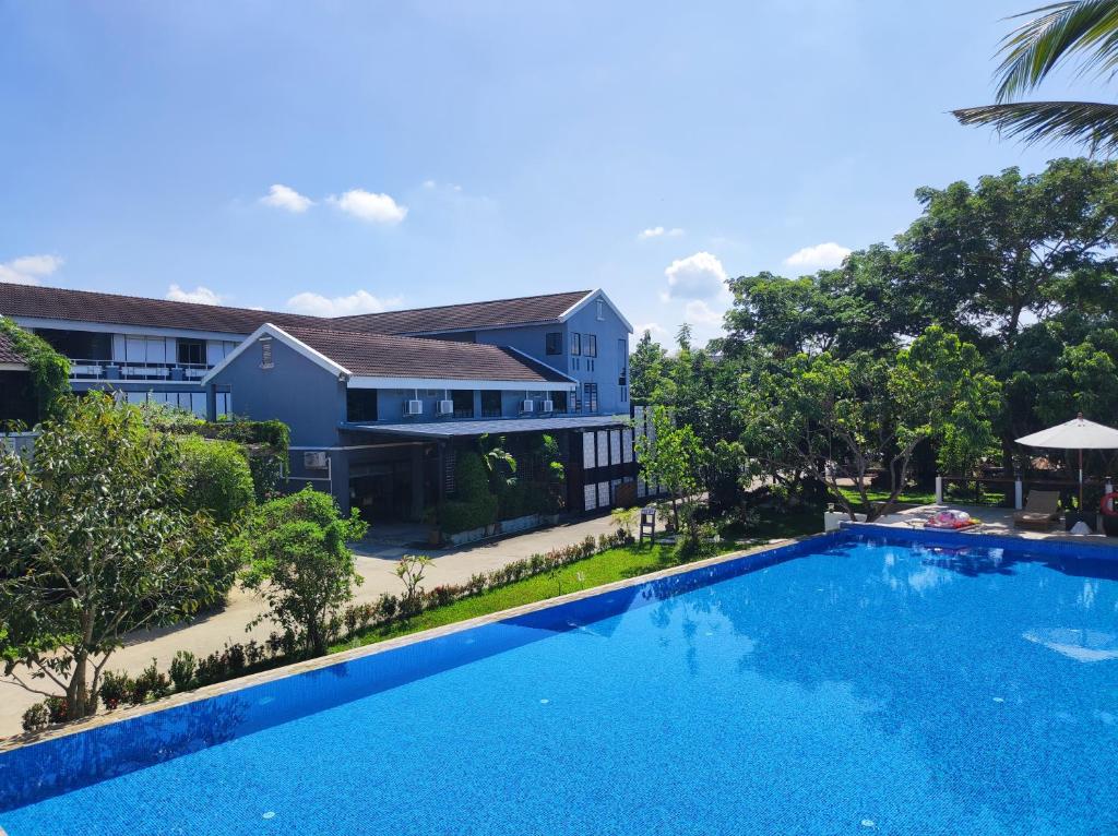 an image of a swimming pool in front of a house at Home at 9 in Ban Klang (4)