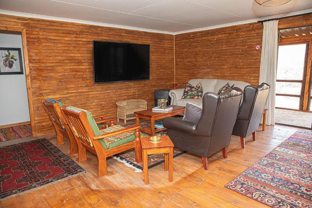 TV a/nebo společenská místnost v ubytování Fireside Cabin