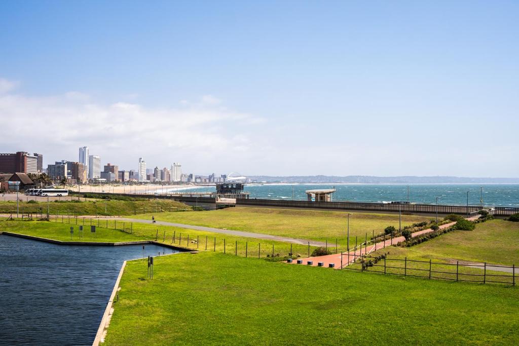 uma vista para um rio com uma cidade ao fundo em Point water front executive apartment em Durban