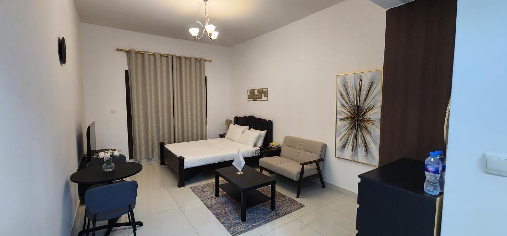 Pokój hotelowy z łóżkiem i krzesłem w obiekcie Elite 6 Sports Residence by Golden Casa w Dubaju