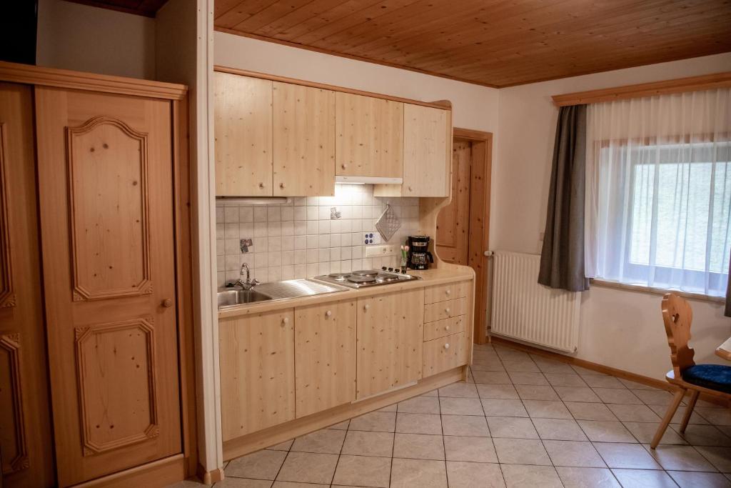 A kitchen or kitchenette at Mösslhof App Laite