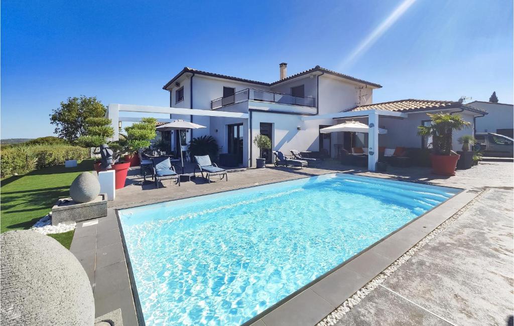 Villa con piscina frente a una casa en Amazing Home In La Redorte With Wi-fi, en Laredorte