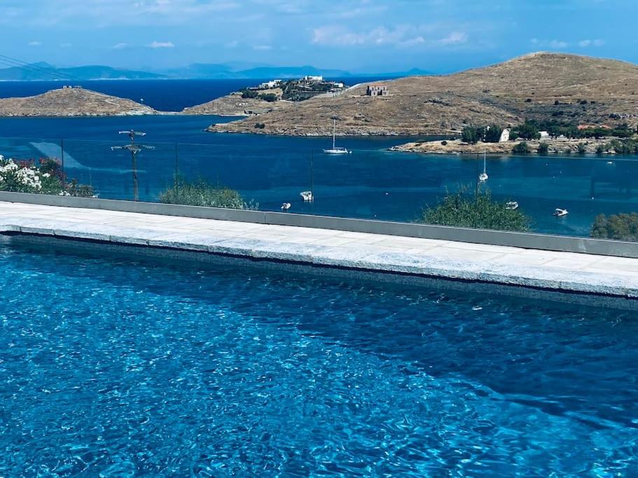 basen z widokiem na wodę w obiekcie Villa Faros Vourkari Kea with private pool and stunning views w mieście Vourkari