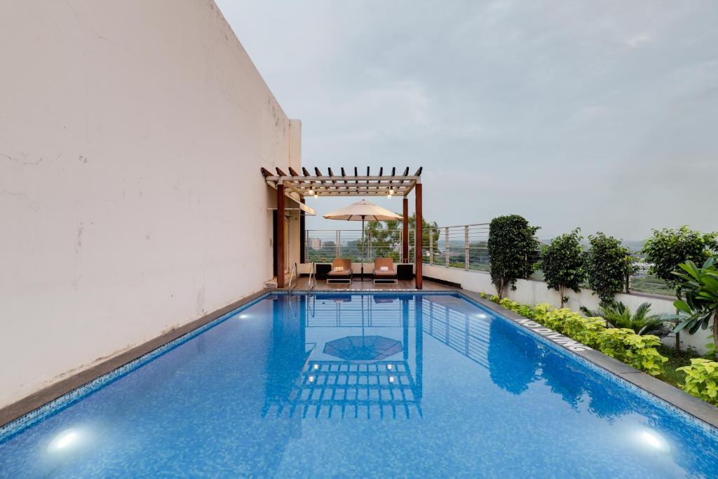 Bazén v ubytování Lemon Tree Hotel Chandigarh nebo v jeho okolí