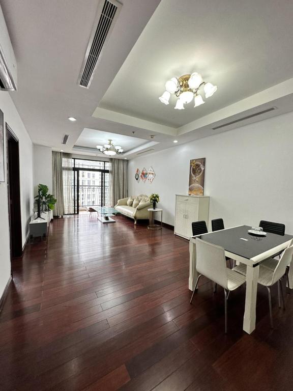 uma grande sala de estar com mesa e cadeiras em Paradise Home Royal City em Hanói