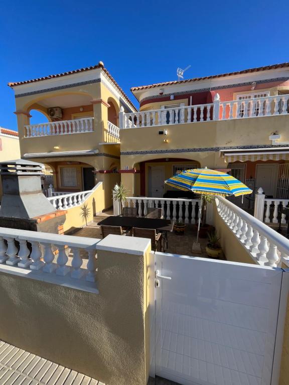 Casa grande con balcón con sombrilla en Maison Orihuela Costa, en Orihuela