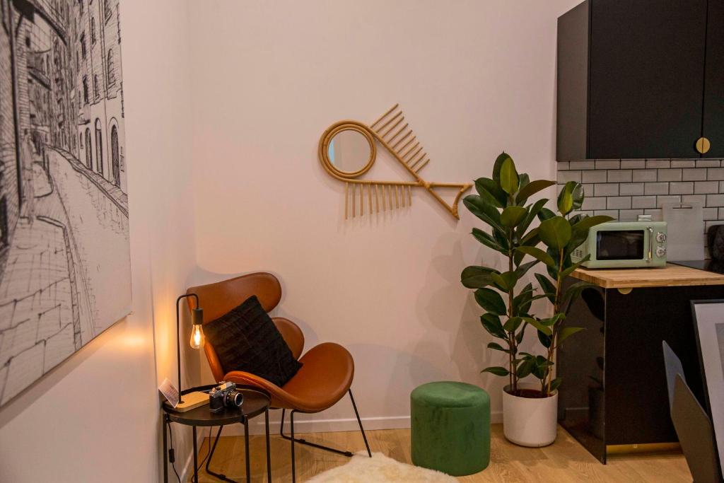 a room with a chair and a racket on the wall at La Petite Échoppe - Chartrons in Bordeaux