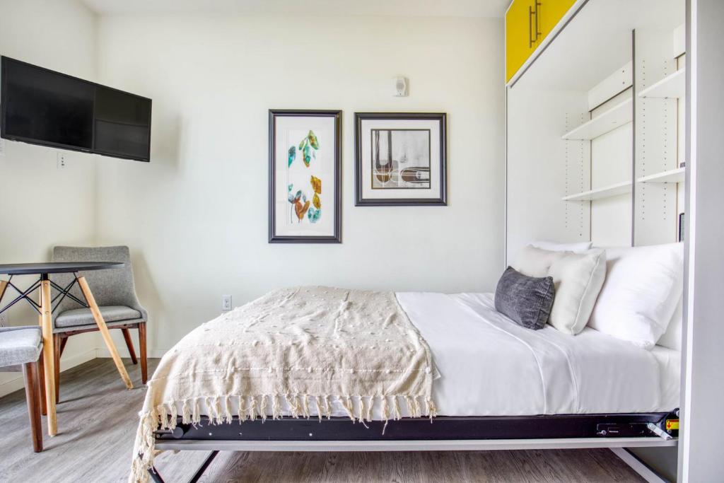 Apartment Ballard Studio w Rooftop BBQ nr dining SEA178, Seattle, WA