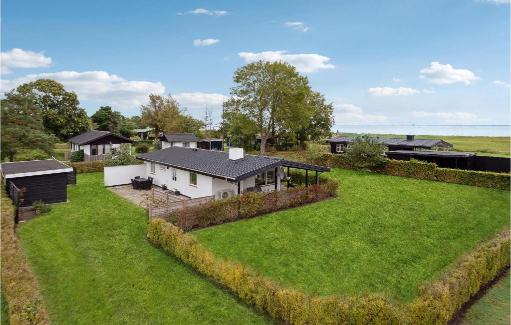 - une vue aérienne sur une maison avec une grande cour dans l'établissement 3 Bedroom Stunning Home In Rudkbing, à Spodsbjerg