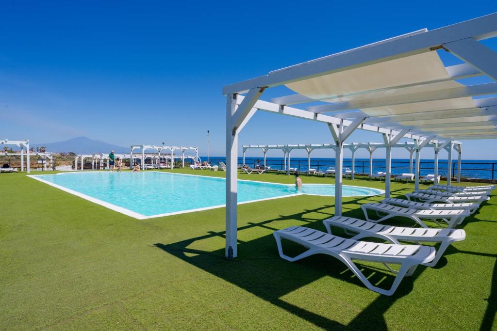 Bazén v ubytování Hotel Capo Campolato nebo v jeho okolí
