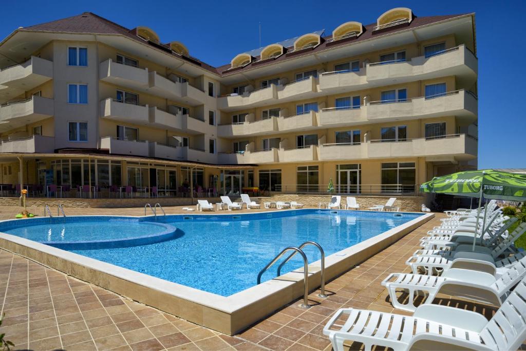 un hotel con piscina e sedie a sdraio di Hotel Belle View a Kranevo